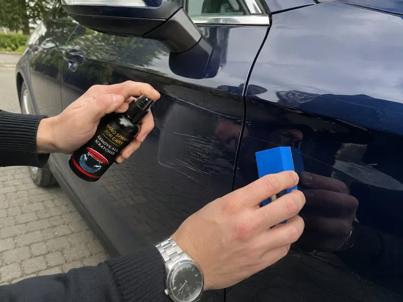 Dégâts de peinture et oxydation visibles sur la surface d'un véhicule avant l'application de la solution anti-rayures NanoFix.